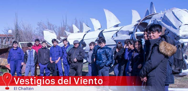 Estudiantes trabajan en la escultura que será emplazada en la Ruta 23