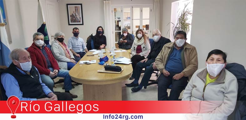 Lic. Pablo Ruíz, Jefe Regional Sur II junto a Soledad Allendez, Jefa de la UDAI Río Gallegos y referentes de los Centros de Jubilados y Pensionados de la localidad.
