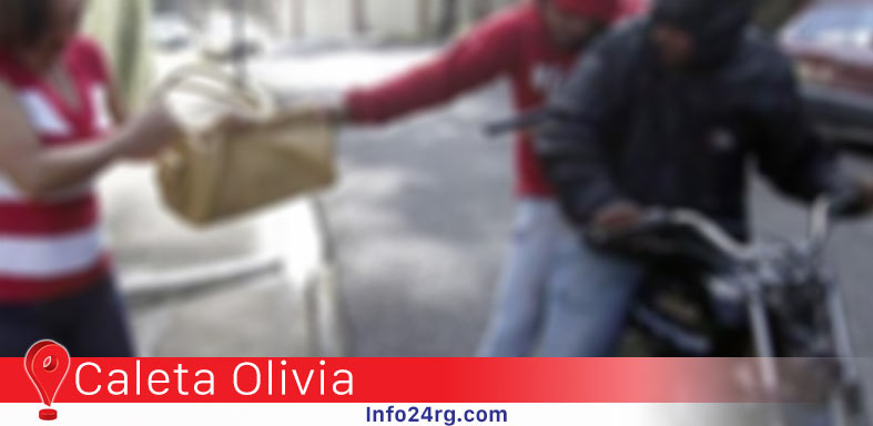 Motochorros asaltan a una pareja