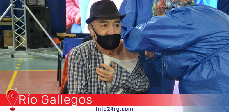La emoción de vecinos al momento de vacunarse