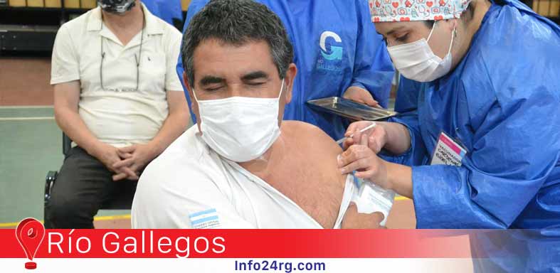 Aplican vacunas en dos gimnasios de la capital santacruceña