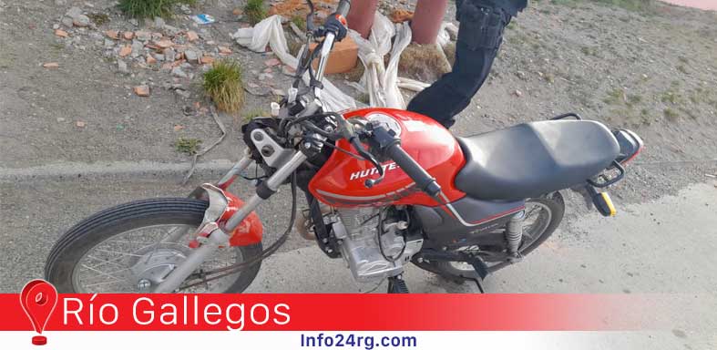Adolescentes roban una moto