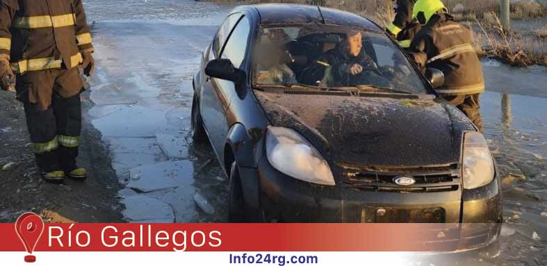 Bomberos rescatan a mujer