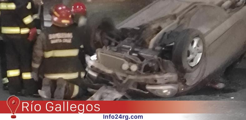 Conductor queda atrapado en su vehículo