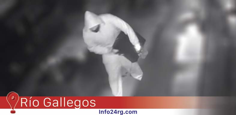 masculino portando una caja registradora