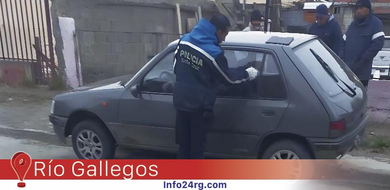 dejó su auto en marcha y se lo robaron