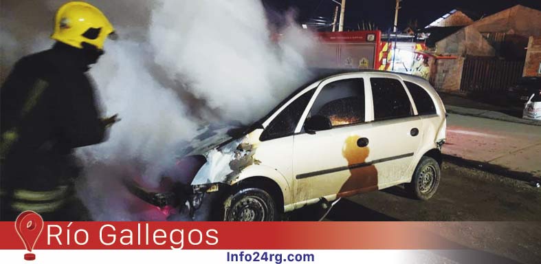 sofocan el fuego en un vehículo