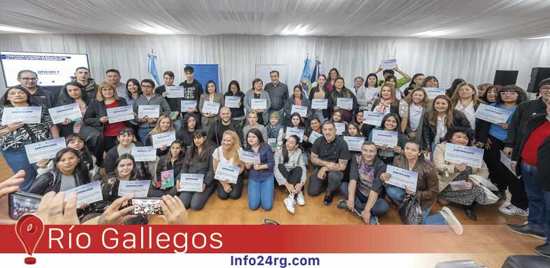 Primeros egresados de la Escuela de Oficios y Emprendimientos
