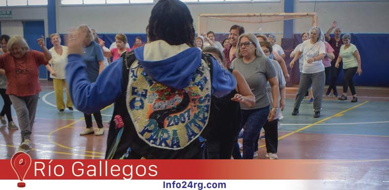 Murga y alegría: adultos mayores disfrutaron de un taller especial en el gimnasio 17 de Octubre"
