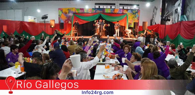 Adultos mayores disfrutaron de una noche especial