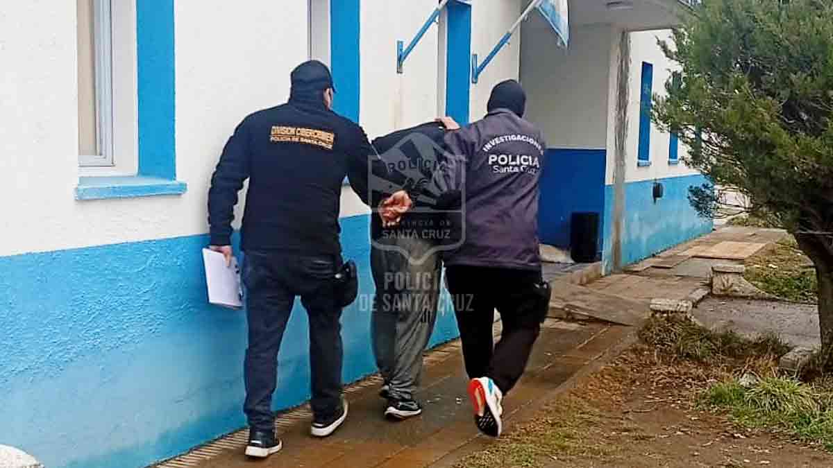 Investigaban compras con tarjetas ajenas y demoraron a un hombre