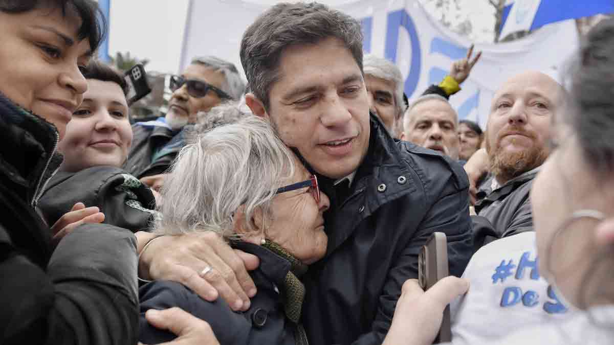Kicillof marchó junto a la gente y en contra de la ley de Milei: “Quiere vender nuestro territorio”