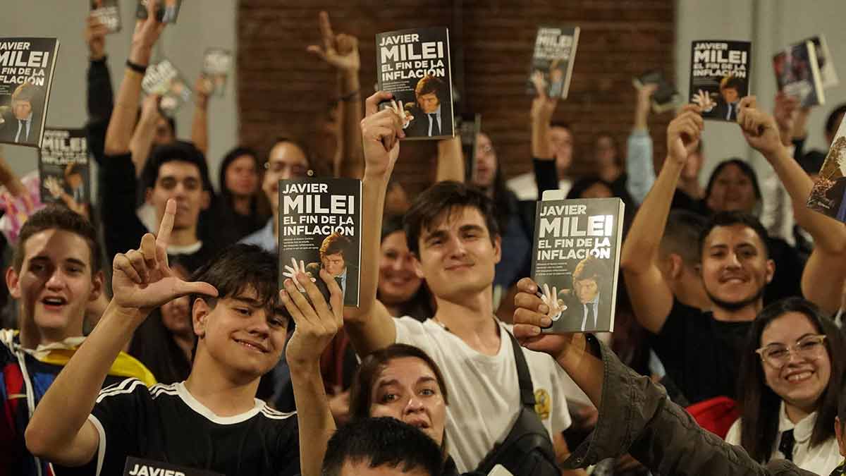 Seis de cada diez votantes de Milei dicen que su salario pierde contra la inflación