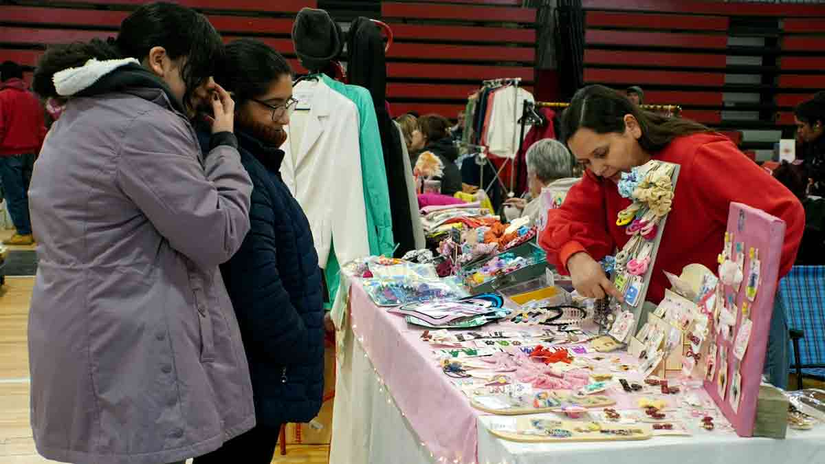 Del barrio al Gimnasio Rocha: una feria reunió a 85 emprendedores