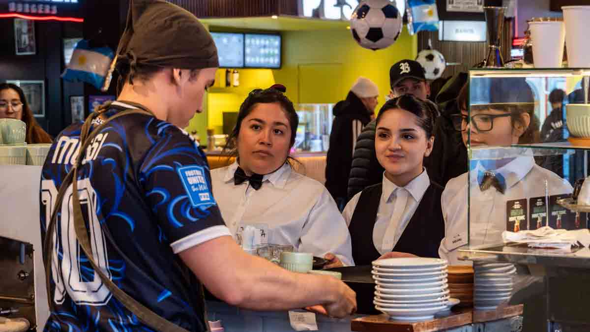 Formación para mozos: alumnos comenzaron sus prácticas en restaurantes y cafeterías  