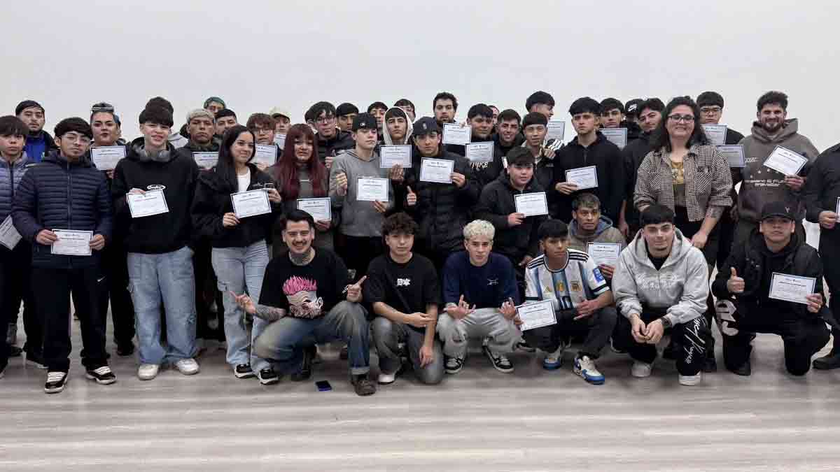 Más de 100 vecinos participaron de una master class gratuita de barbería en Río Gallegos